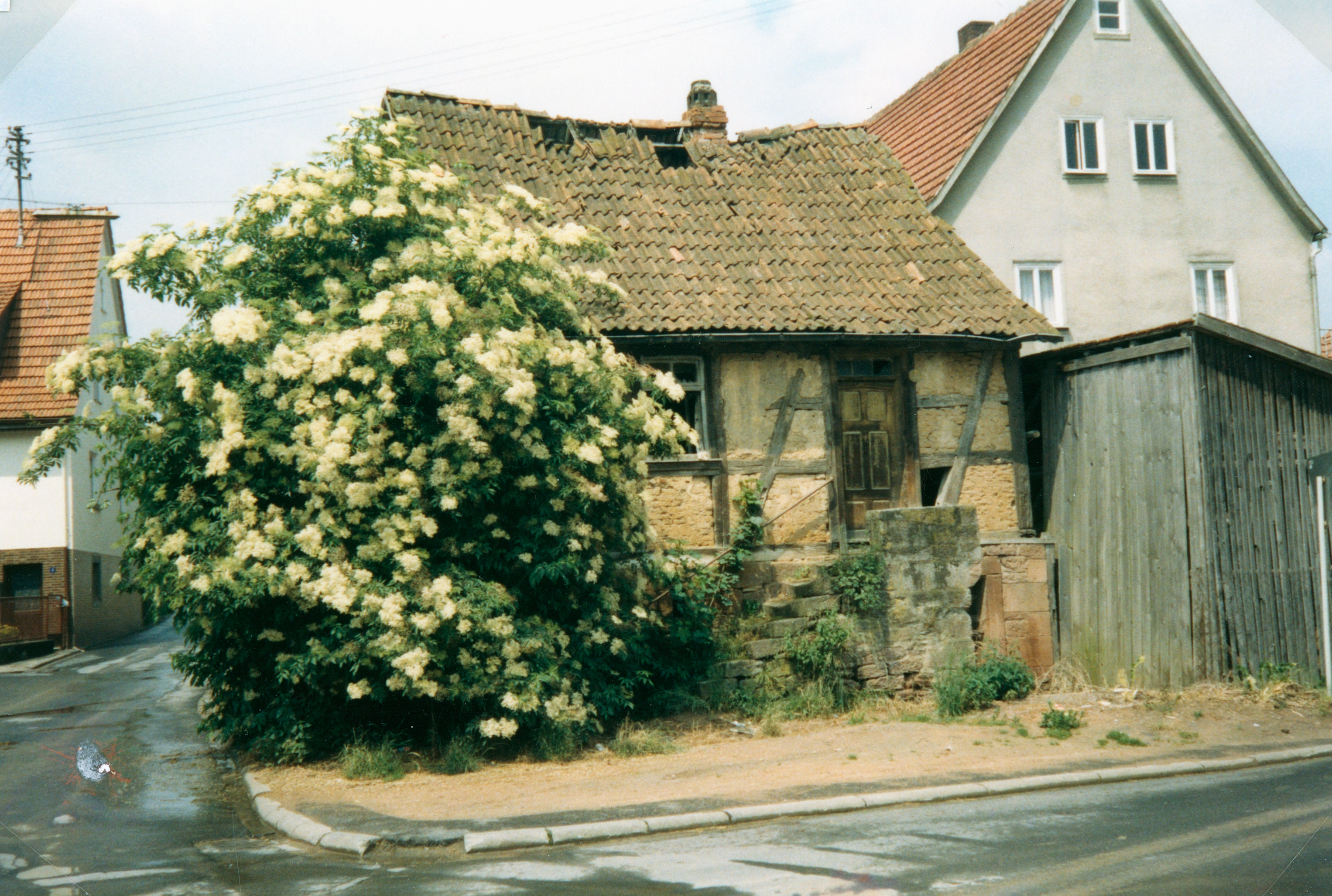 Vor dem Anwesen Kratz